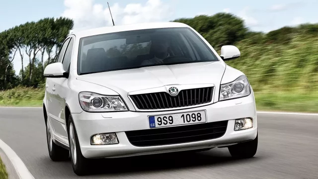 Češi mohli letos vybírat z 680 tisíc ojetých vozů. Kolik průměrně utratí?