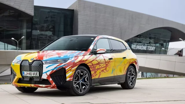 BMW iX jako malířské plátno: Byli jsme u toho, když se umění vtisklo do auta