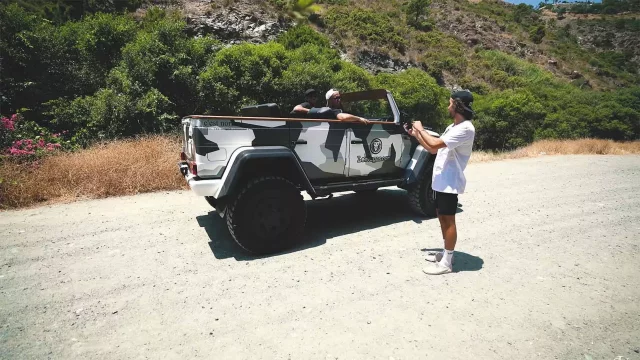 Mercedes-Benz třídy G s uřezanou střechou je ten nejvíc cool kabriolet do terénu