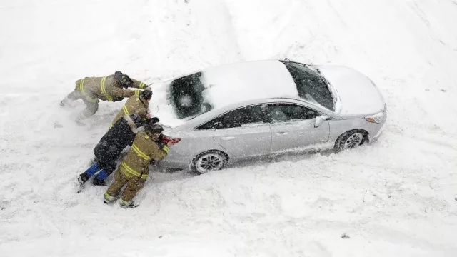 Specifika zimního parkování: Jak bezpečně zaparkovat auto, když je sníh?
