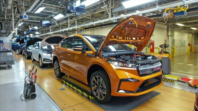 V Česku se meziročně vyrobilo o pětinu méně aut