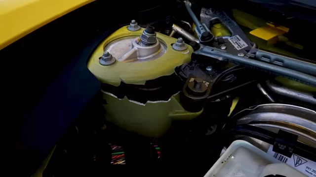 Porsche Cayman GT4 má závažný problém. Za jízdy se mu utrhl tlumič. A ne poprvé!