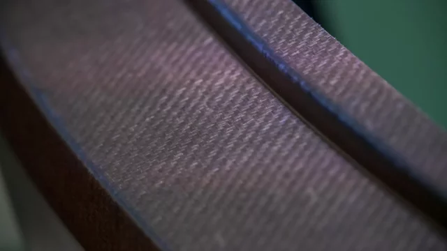 Karbon nejspíš brzy upadne v zapomnění. Nahrazuje ho lněné vlákno, které má totožné vlastnosti a menší náklady na výrobu.