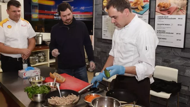 Shell se gastronomicky posunuje s čerstvě připravovaným občerstvením od známého šéfkuchaře