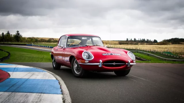Jaguar E-Type 4.2: Prohnali jsme nejvíc sexy auto světa po malebném skotském okruhu Knockhill