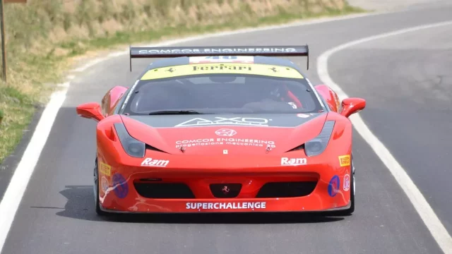 Ferrari 458 GT3 se prohání po italských kopcích. Poslechněte si ten božský rachot!