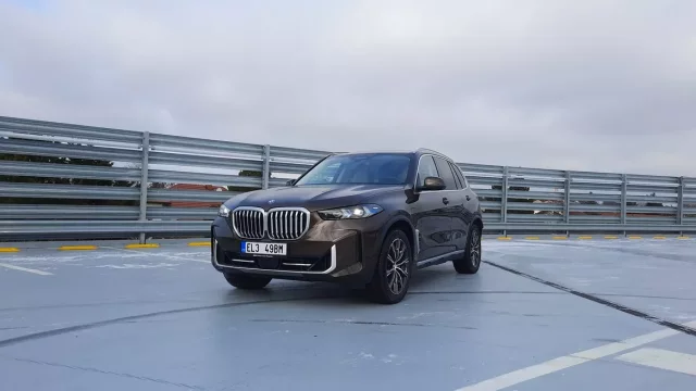 BMW X5 si drží po právu přední příčku prodejnosti u mnichovské automobilky. Ve městě si lehce pluje, na okreskách řádí