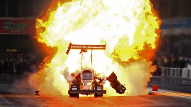Dragsteru třídy Top Fuel exploduje motor o výkonu 10.000 koní