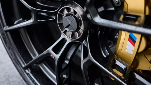 Čtyři matice za cenu Fabie. Nejde o vesmírnou techniku, ale o nové originální příslušenství od divize BMW M