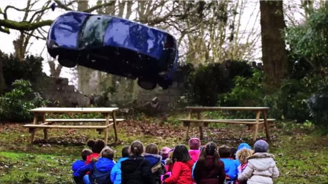 Úřady zakázaly další reklamu! Tentokrát ne na rychlý sporťák, ale propagaci bezpečné jízdy