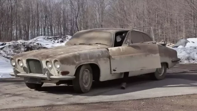 Luxusní Jaguar byl 30 let skrytý ve stodole. Video překvapuje stavem po vyčištění