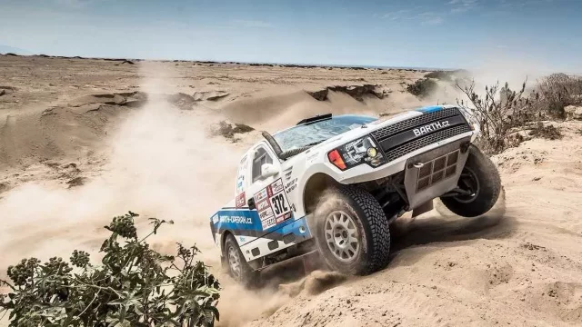 Macháček havaroval a měnil spojku. Jak jezdci BARTH Racing zdolávali písečné hory?