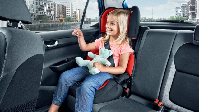 Děti v autosedačce: Jaká platí pravidla a co říká zákon?