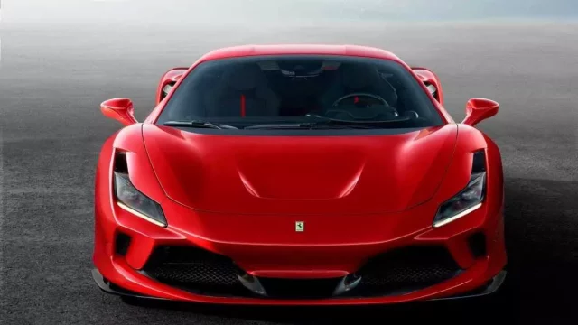 Ferrari konečně postavilo duchovního nástupce legendární F40! Má čtyři zadní světla a průhledné žaluzie