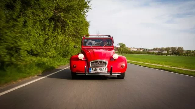 České závodnice se chystají na Dakar. Chtějí ho pokořit 40 let starou Kachnou