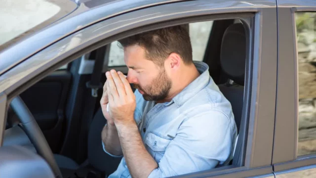 Kašlající řidič způsobil kuriózní nehodu. Škoda vyšplhala na 2,5 milionu