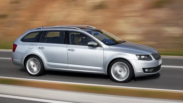 Cena čtyřletých ojetin začíná stagnovat, nová auta však stále zdražují