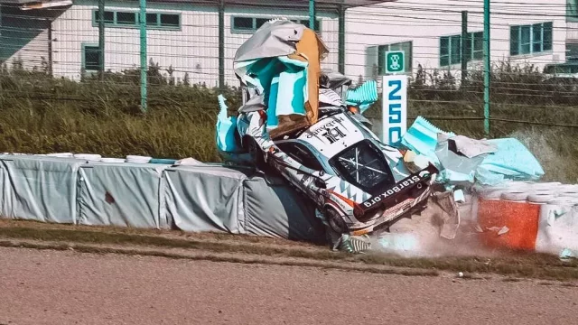 Závodní Ferrari po ošklivé nehodě dojelo po vlastních do boxů