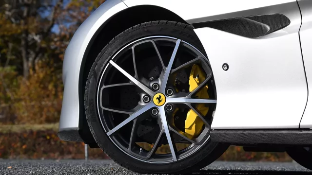 Hybridní hypersport Ferrari nabídne V8 a tři elektromotory