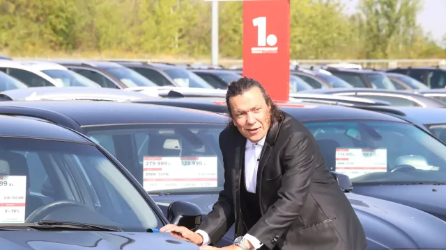 Richard Genzer proniká do světa ojetých aut, radostně skáče mezi auty z druhé ruky