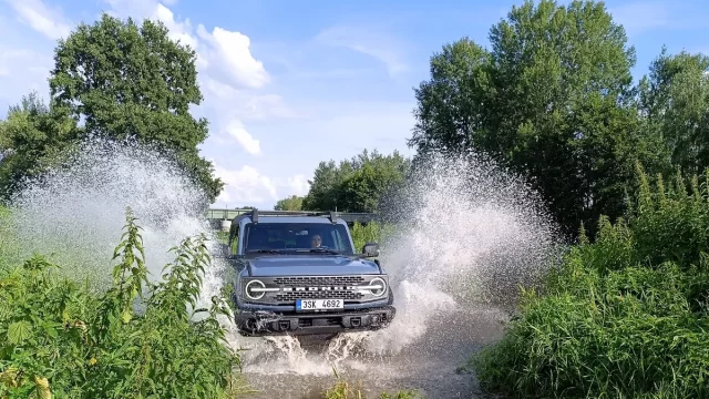 Ford Bronco představuje zhmotnění mokrých snů malých i velkých kluků. S trochou odvahy s ním můžete cokoliv