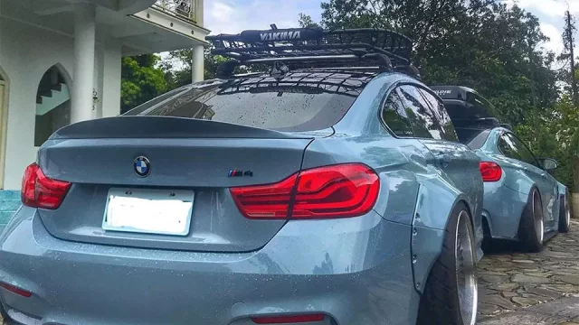 Totální úlet! Upravené BMW 4 za sebou táhne přívěs z další půlky BMW 4