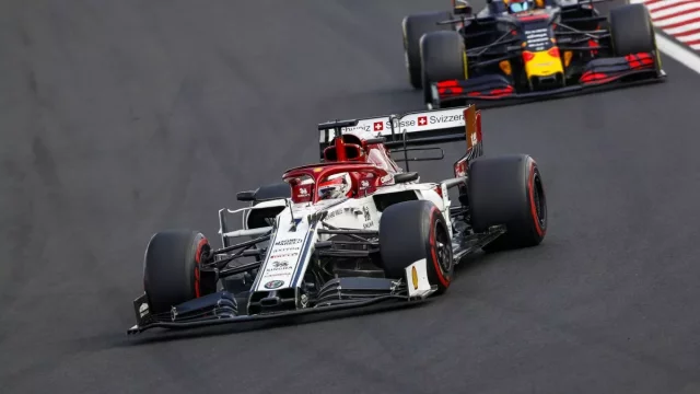 Největší bouřlivák Formule 1 stále umí. V prvním kole předjel polovinu soupeřů