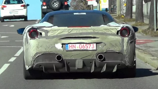 Ferrari testuje maskovaný prototyp modelu 488. Dočkáme se hybridu s motorem V6?