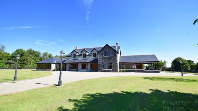 Dům pro skutečného petrolheada: Tenhle má velkou garáž a na zahradě závodní okruh!