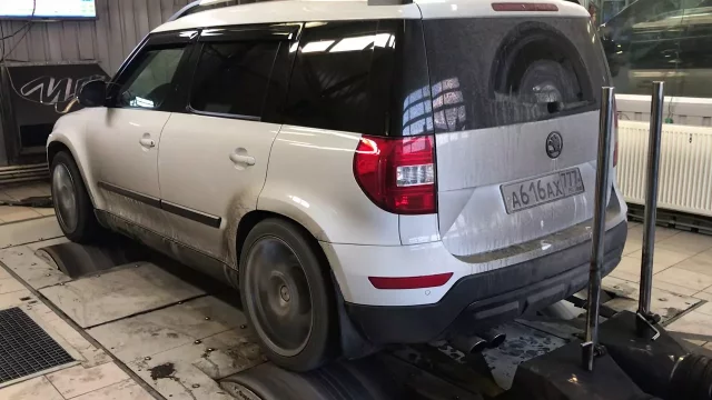 Škoda Yeti 2.5 TFSI: Šílení Rusové nacpali do českého SUV motor z ostré Audi RS 3. Podívejte se, jak driftuje!