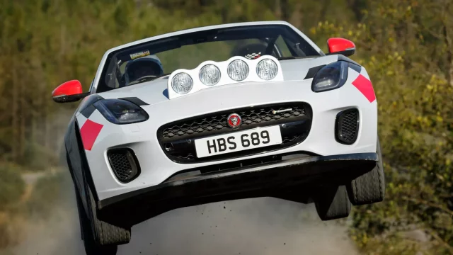 Jaguar přestavěl F-Type na rallye speciál. Má to však jeden háček…