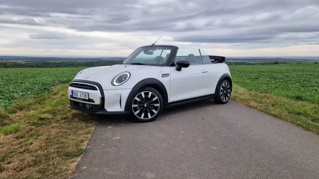 Mini Cabrio umí i v základu potěšit, s pár příplatky si ale musíte připravit milion