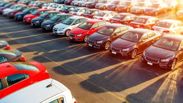 Velké autobazary hlásí prodejní rekordy, důvodem jsou poskytované záruky a velký výběr vozů