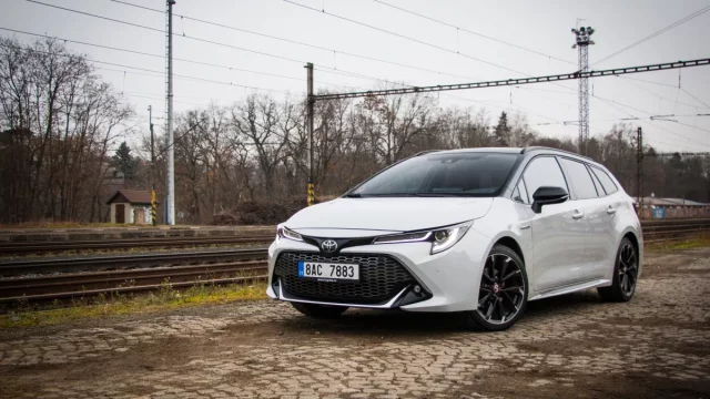Test Toyoty Corolla Touring Sports 2.0 Hybrid: Šmrncovní šetřílek