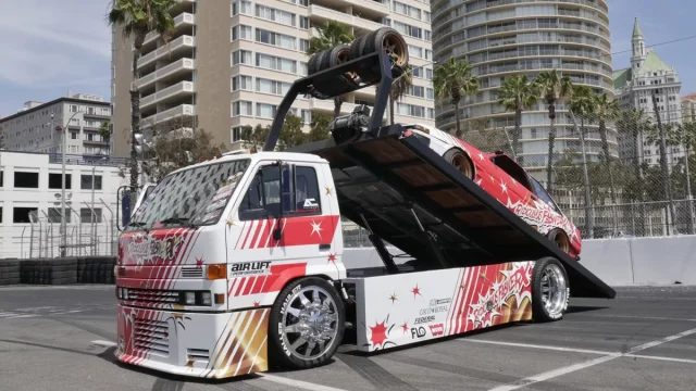 Toyota Corolla AE86 pálí gumy na plošině náklaďáku. Tenhle burnout chcete vidět!