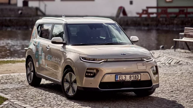 Uličkami Českého Krumlova v elektrické Kie e-Soul