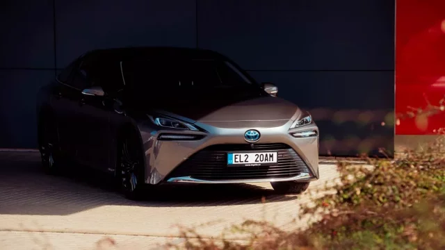 Toyota začala v Česku prodávat druhou generaci vodíkového Mirai