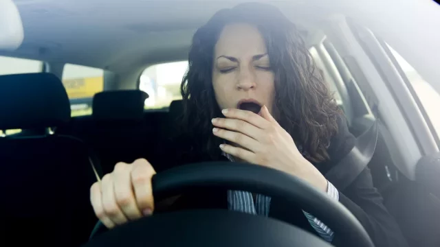 Únavu za volantem nepodceňujte. V srpnu se na silnicích stává nejvíce smrtelných nehod