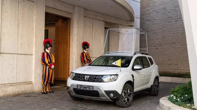 Dacia Duster je prostě božská! Rajtuje s ní dokonce i papež František