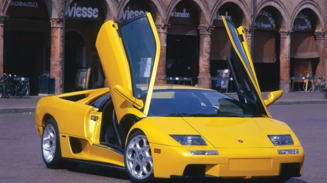 První Lamborghini Diablo uhánělo rychlostí 322 km/h a nemělo posilovač řízení. Jak se postupně vyvíjelo?