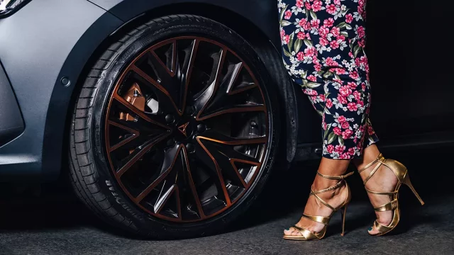 Téměř čtvrtina řidičů po zimě nepřezouvá. Dojíždění zimních pneumatik je však zbytečným hazardem