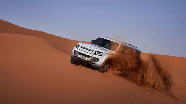 Land Rover představuje ještě větší Defender 130 s osmi sedadly