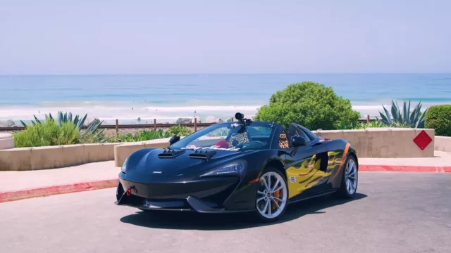 McLaren 570S Spider s tuningem od benzínky je naprosto otřesný. Smysl jeho existence ale pobaví
