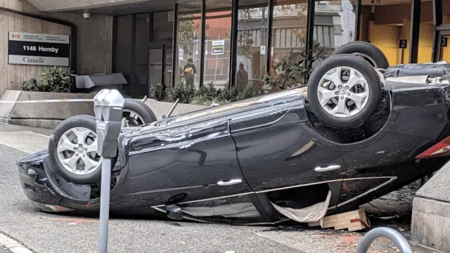 Kanaďan otočil svoje auto na střechu při naprosto banálním parkovacím manévru