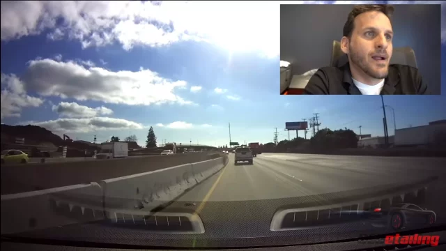 Tesla má další problém s autopilotem. Narazil do bariéry