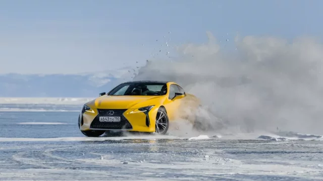 Ruský mistr volantu prohnal nové Lexusy po zamrzlém Bajkalu a nestačil se divit