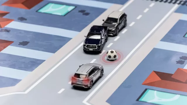 Etiketa na silnici: Proč se na mě lepí a jak mají vypadat rozestupy?