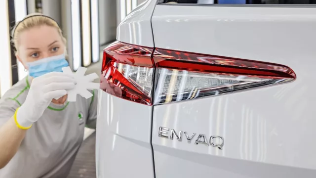 Jen desetina aut vyrobených v továrnách Škodovky zůstala v České republice