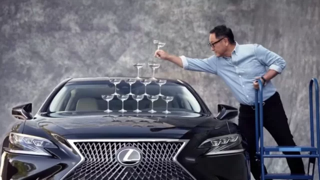 Ředitel největší automobilky světa není žádný suchar. Se skleničkami na šampaňské uháněl 232 km/h