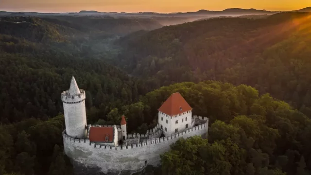 Hrad Kokořín a skalní útvar Pokličky